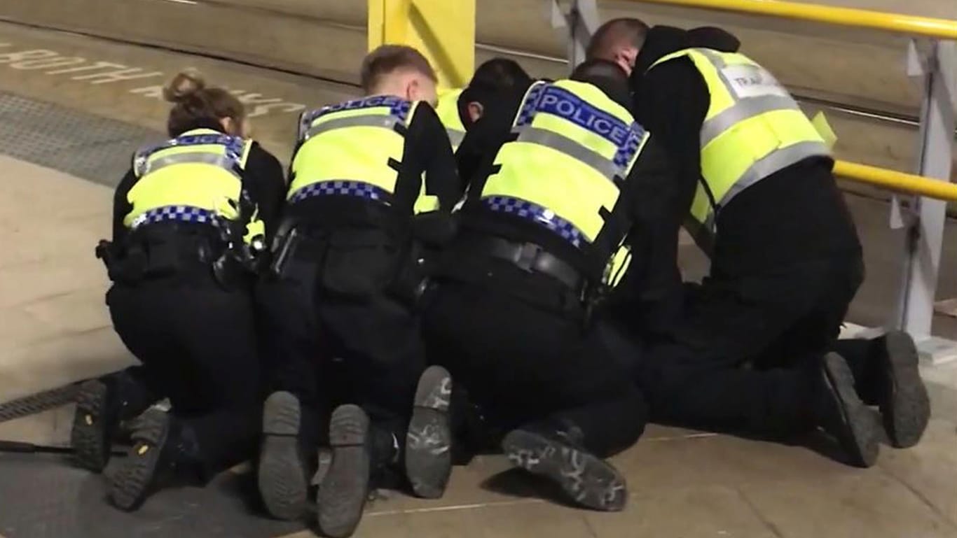 Manchester: Polizisten halten am Bahnhof Victoria Station einen Mann am Boden, der zuvor drei Menschen mit einem Messer verletzt hatte.