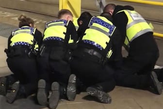 Manchester: Polizisten halten am Bahnhof Victoria Station einen Mann am Boden, der zuvor drei Menschen mit einem Messer verletzt hatte.