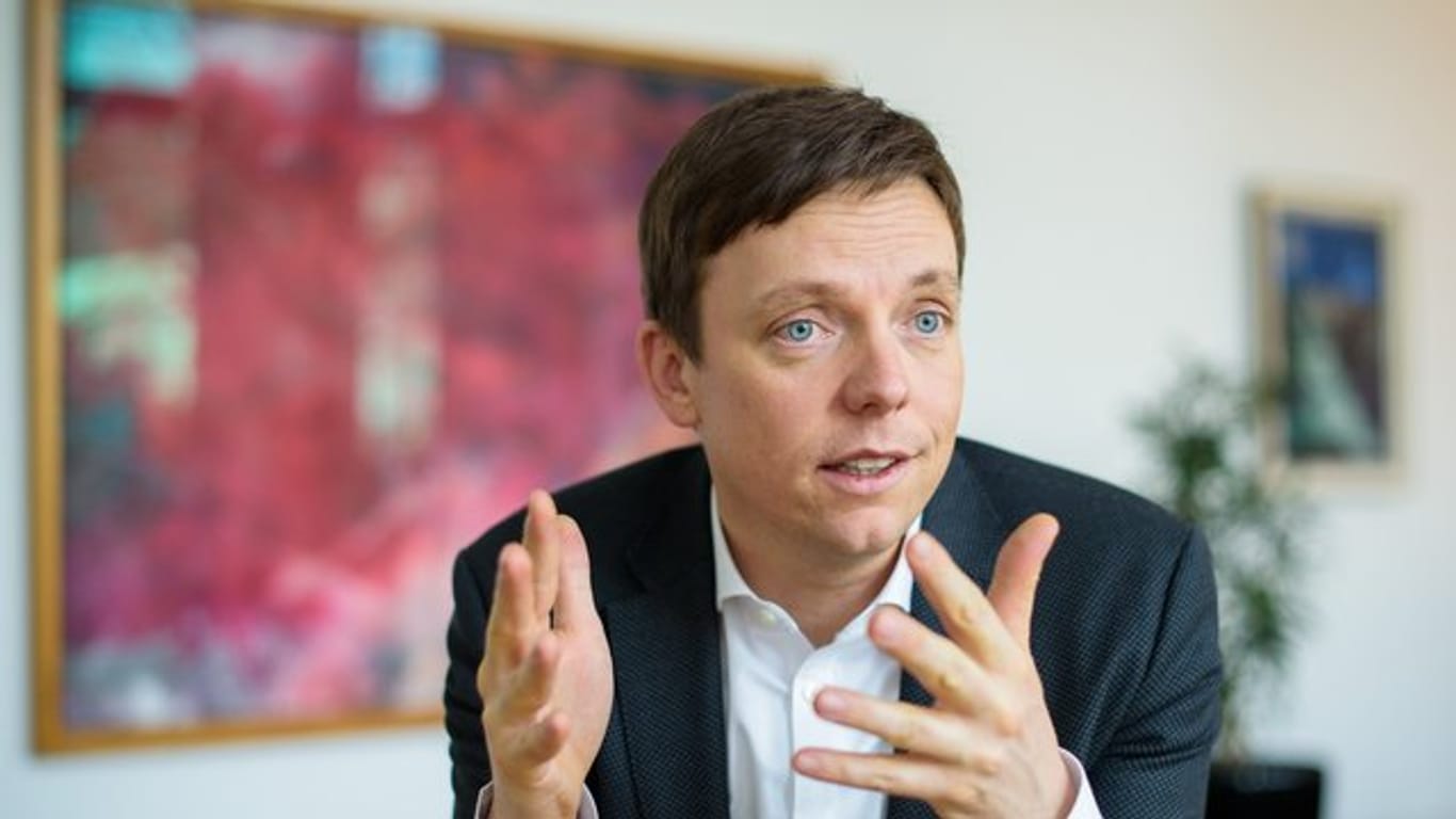 Der Ministerpräsident des Saarlandes, Tobias Hans, während eines Interviews in seinem Büro.