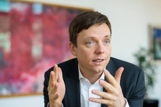 Der Ministerpräsident des Saarlandes, Tobias Hans, während eines Interviews in seinem Büro.
