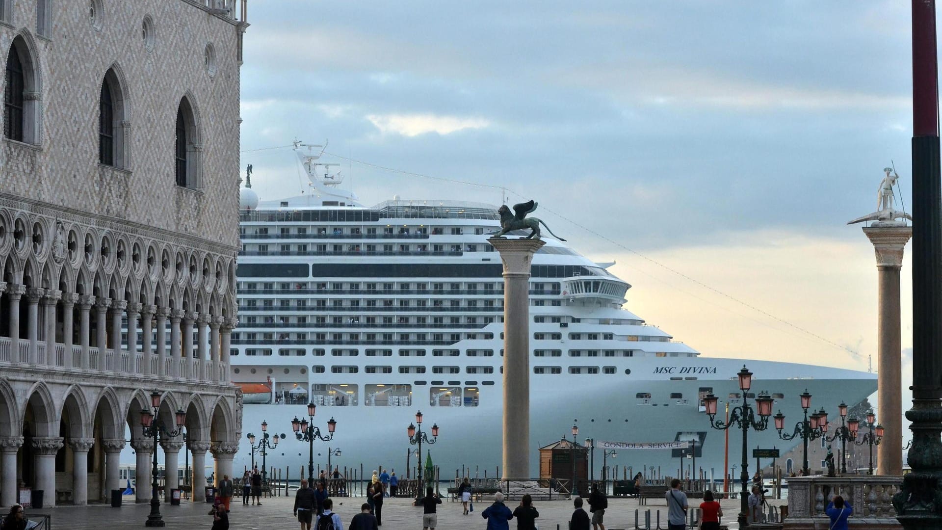 Kreuzfahrtschiff in Venedig