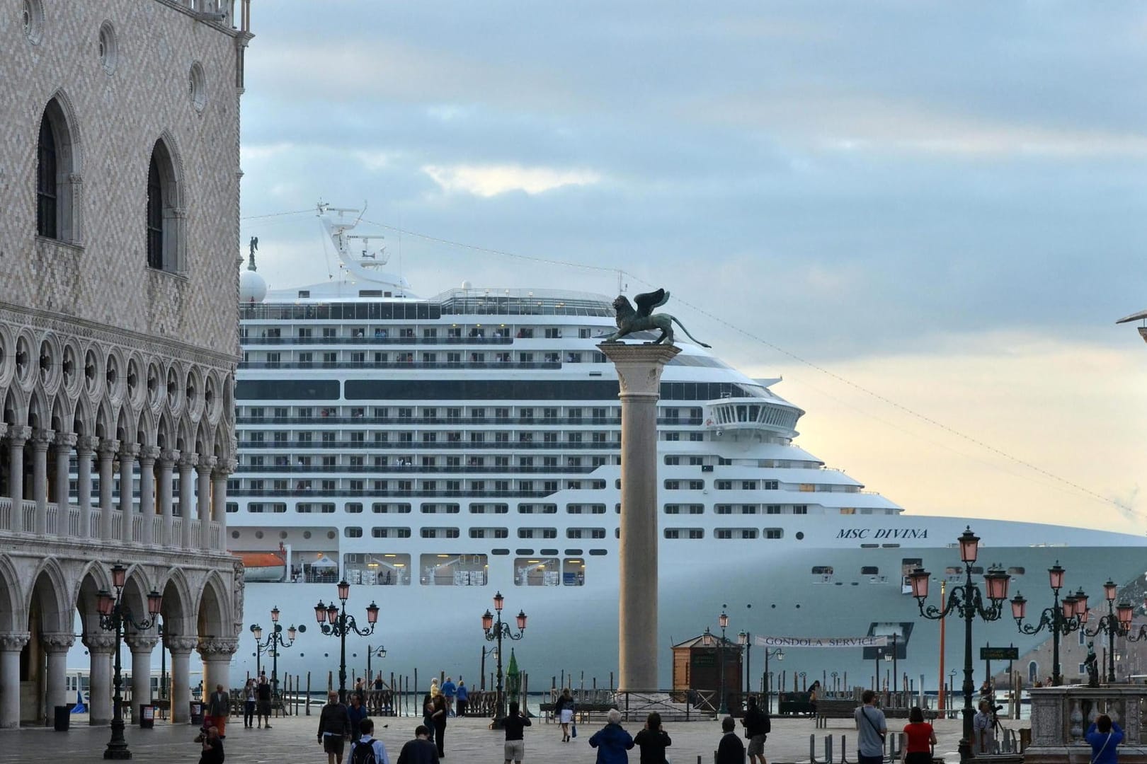 Kreuzfahrtschiff in Venedig