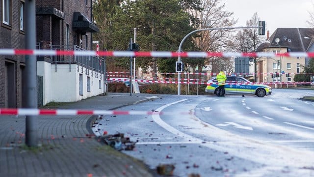 Absperrband der Polizei sperrt einen Teil der Osterfelder Straße ab.