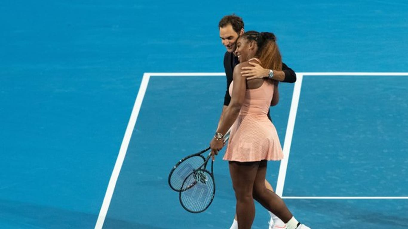 Roger Federer und Serena Williams verlassen nach dem Spiel Arm in Arm den Platz.