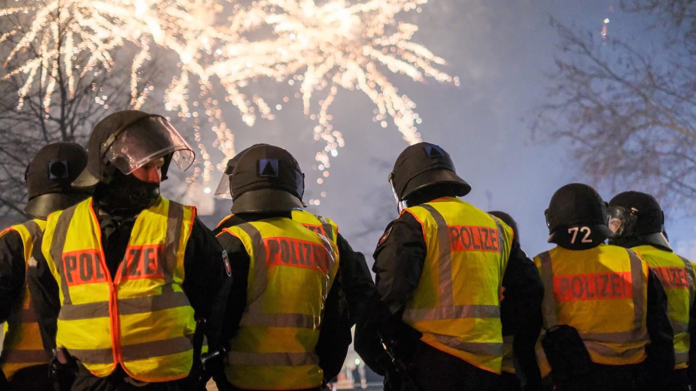 Polizisten im Einsatz in Hannover: Im Zentrum der niedersächsischen Landeshauptstadt galt erstmals ein Böllerverbot, das von der Polizei durchgesetzt wurde.