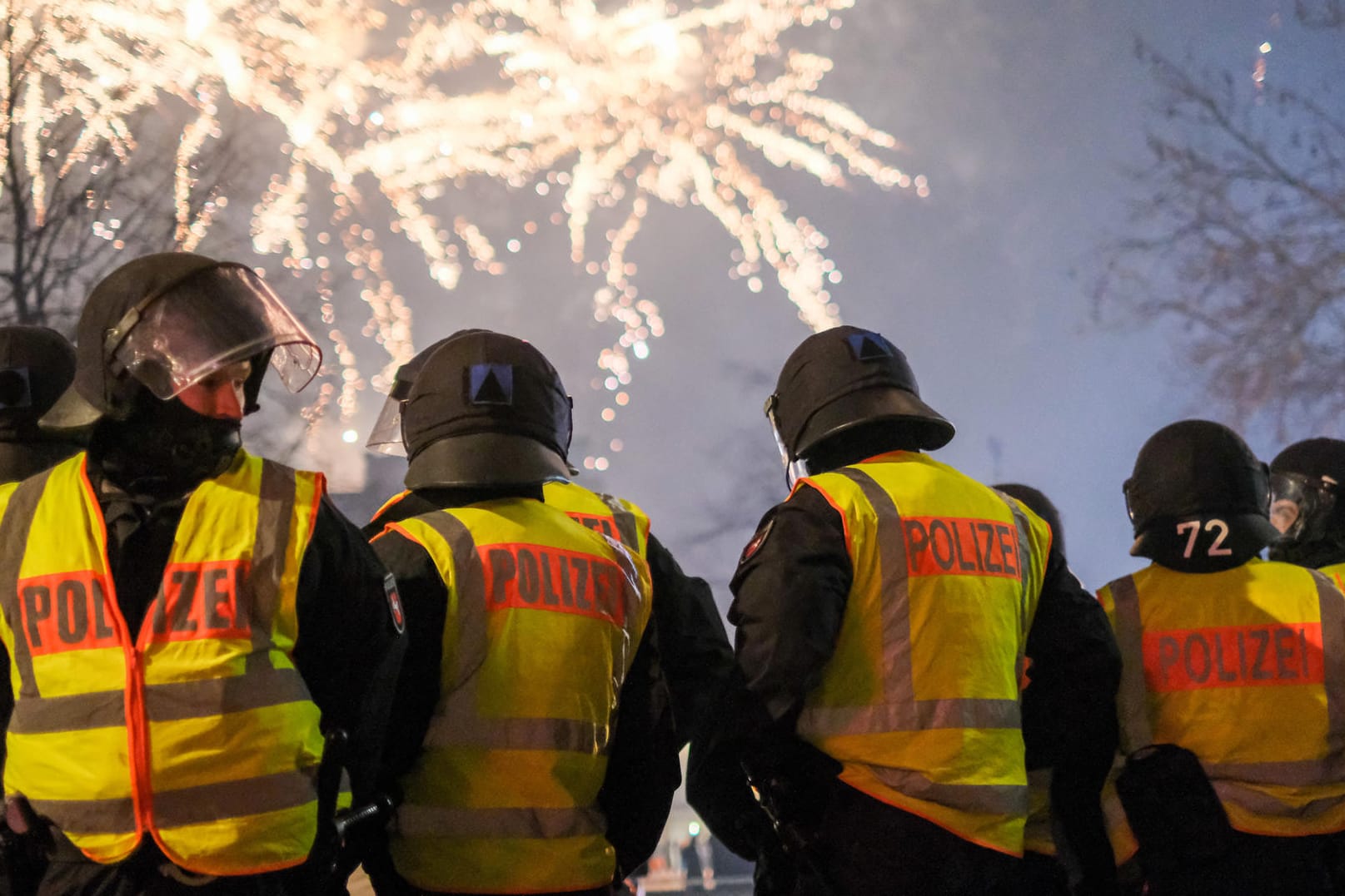 Polizisten im Einsatz in Hannover: Im Zentrum der niedersächsischen Landeshauptstadt galt erstmals ein Böllerverbot, das von der Polizei durchgesetzt wurde.