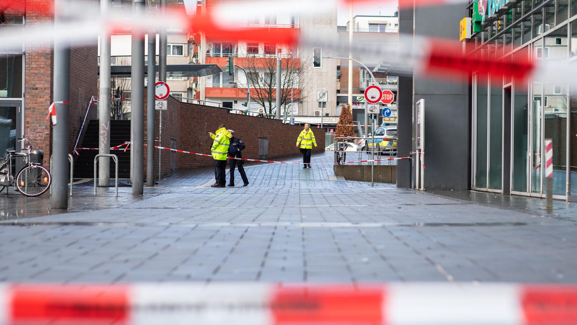 Absperrband der Polizei am Berliner Platz in Bottrop: In Bottrop hat ein Mann sein Auto gezielt in eine Fußgängergruppe gefahren.