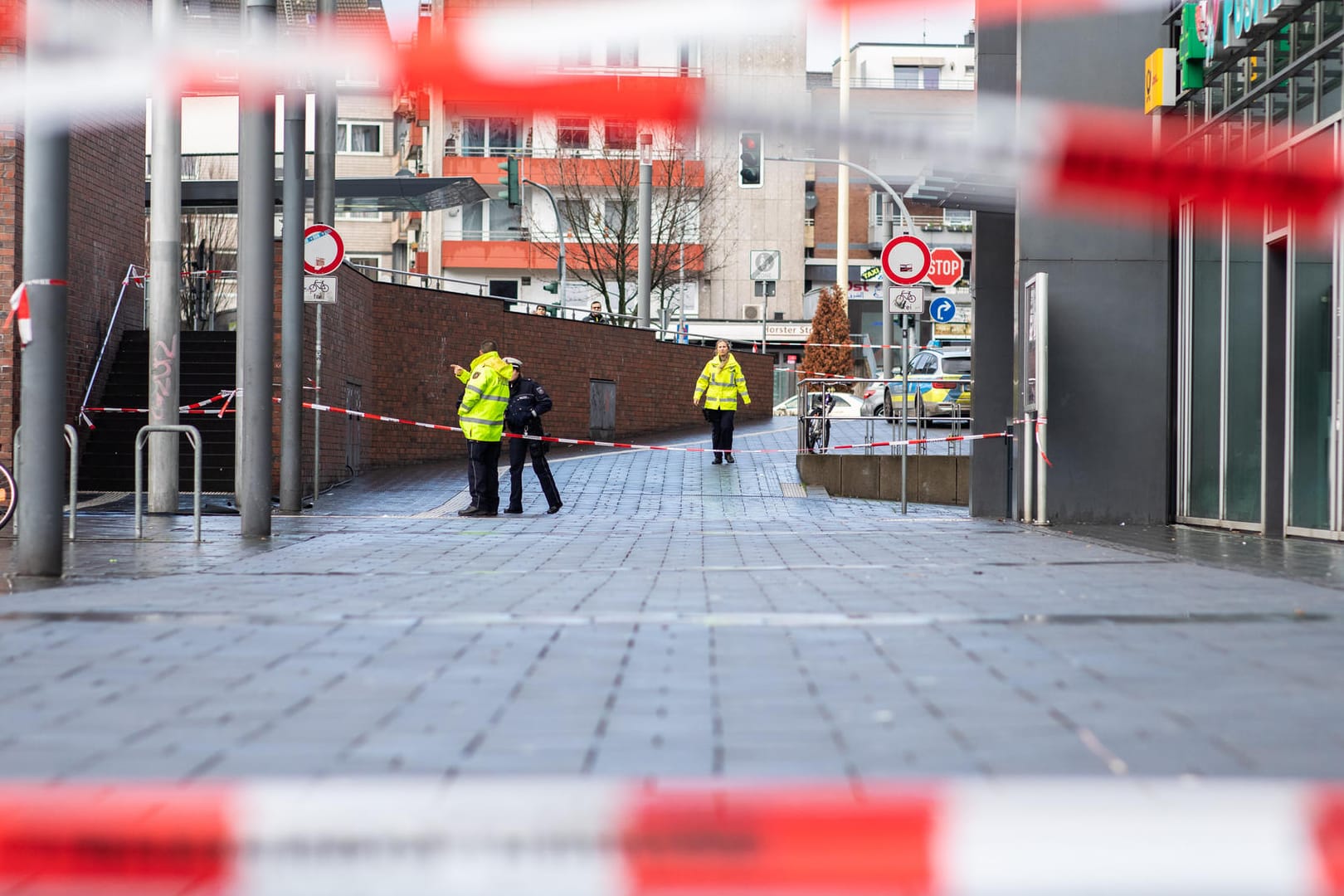 Absperrband der Polizei am Berliner Platz in Bottrop: In Bottrop hat ein Mann sein Auto gezielt in eine Fußgängergruppe gefahren.