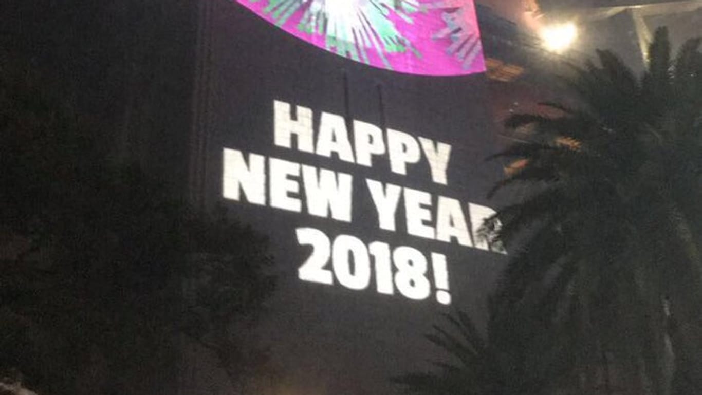 Der Schriftzug "Happy New Year 2018!" wird an den Pfeiler der Hafenbrücke in Sydney projiziert: Die Organisatoren der Neujahrsfeier 2019 entschuldigten sich für den Fehler.