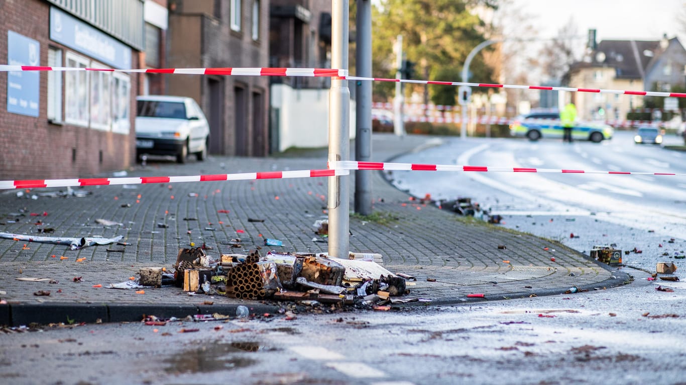 Absperrband der Polizei an einem Tatort in Bottrop: Ein Mann hat mit seinem Auto mindestens fünf Menschen verletzt – offenbar aus rassistischen Motiven.