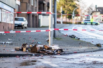 Absperrband der Polizei an einem Tatort in Bottrop: Ein Mann hat mit seinem Auto mindestens fünf Menschen verletzt – offenbar aus rassistischen Motiven.