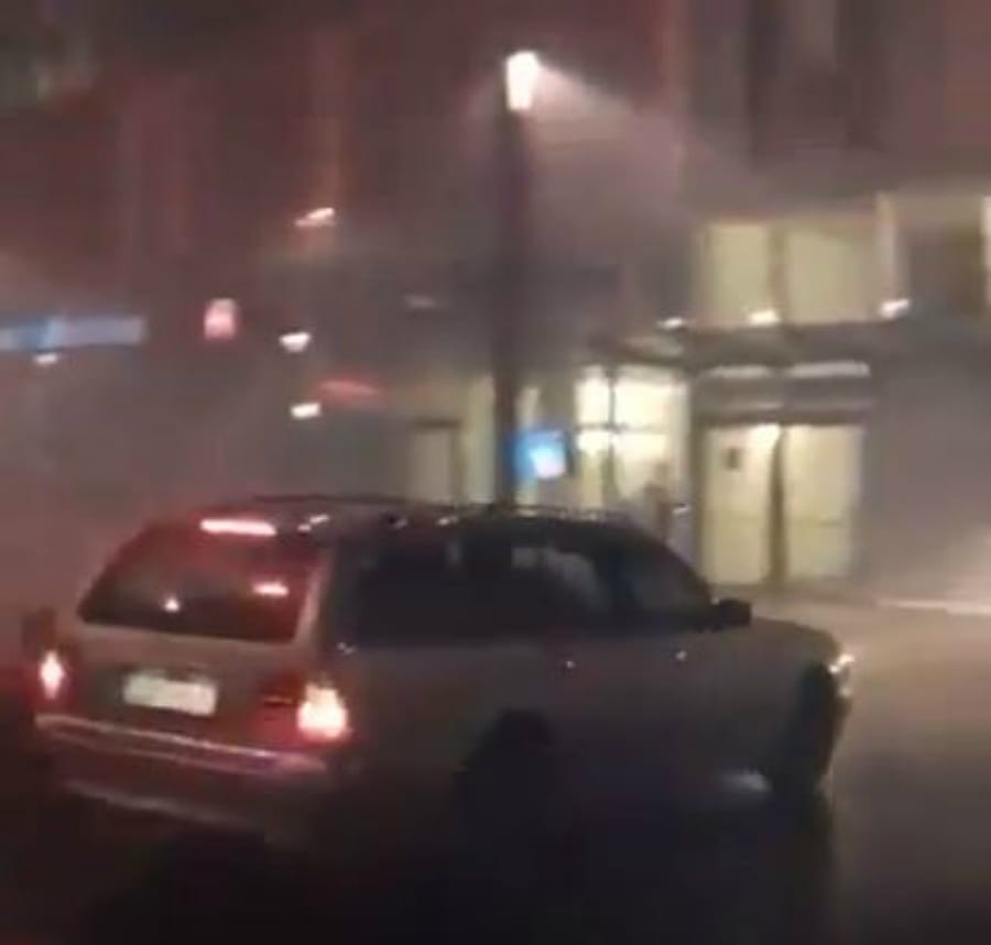 Flucht: Der Mercedes fährt vom Berliner Platz in Bottrop, nachdem der Fahrer dort zuvor gezielt auf Menschen zugefahren war und mehrere verletzt hat.