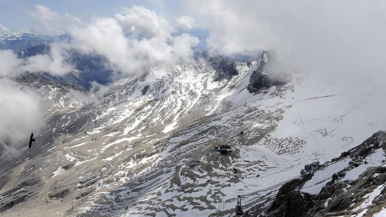 Blick auf das Zugspitzplatt (Symbolbild): Drei deutsche Wanderer haben auf 2.000 Meter Höhe eine Nacht in einer Schneehöhle verbracht.