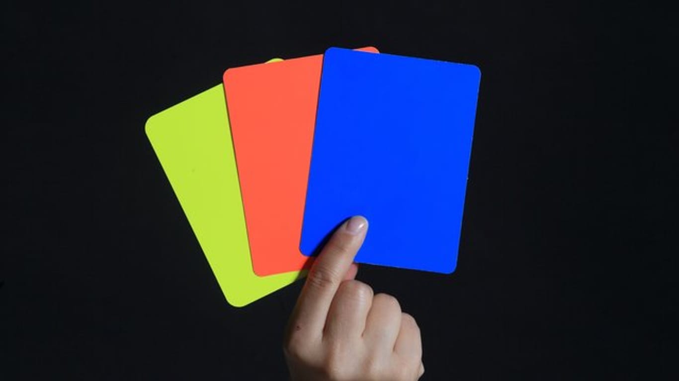Die Regeln des Handball-Weltverbandes IHF beinhalten neben der Gelben und Roten Karte auch die Blaue Karte.