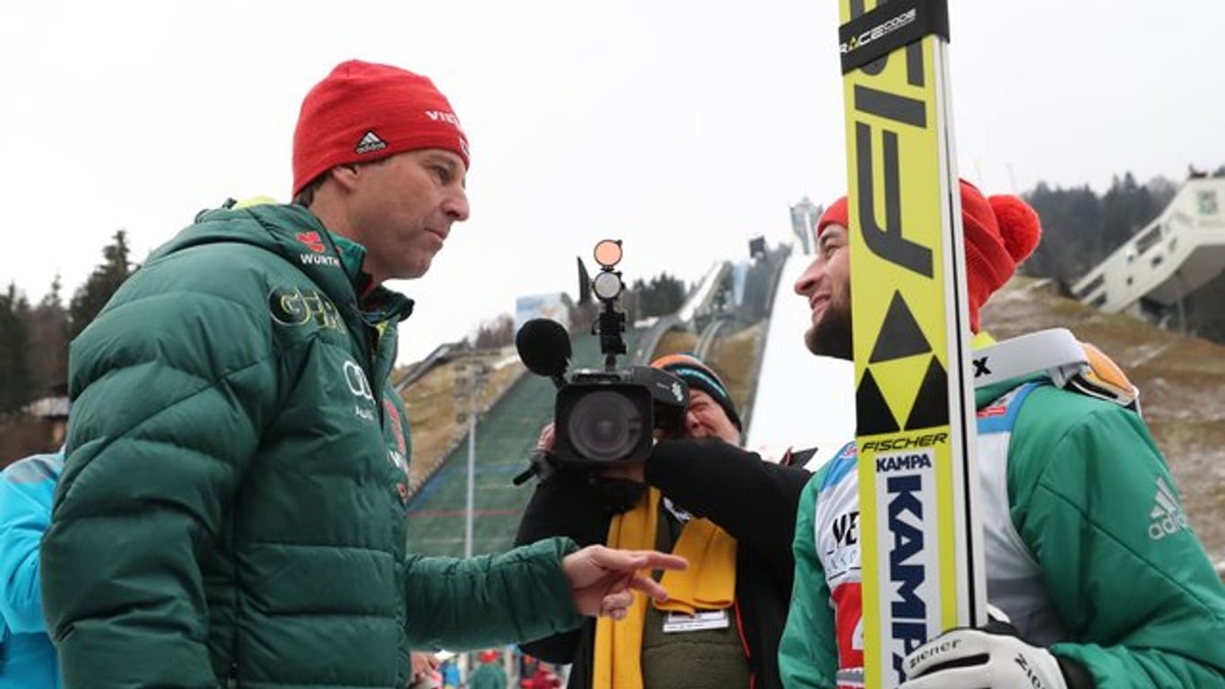 Skisprung-Bundestrainer Werner Schuster (l) und der Zweitplatzierte, Markus Eisenbichler.