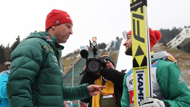 Skisprung-Bundestrainer Werner Schuster (l) und der Zweitplatzierte, Markus Eisenbichler. Skisprung-Bundestrainer Werner Schuster (l) und der Zweitplatzierte, Markus Eisenbichler.