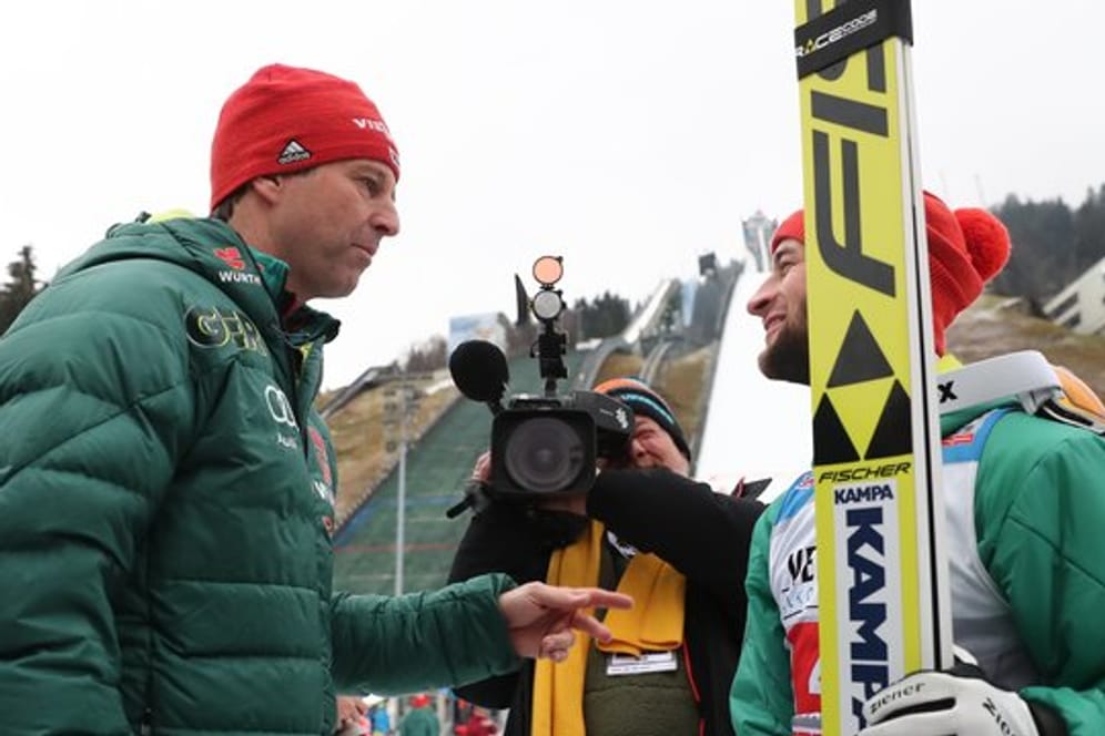 Skisprung-Bundestrainer Werner Schuster (l) und der Zweitplatzierte, Markus Eisenbichler.