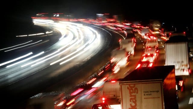 Nächtlicher Stau auf der Autobahn (Symbolbild): Die A9 wird bei Nürnberg für eine Nacht vollgesperrt. Nächtlicher Stau auf der Autobahn (Symbolbild): Die A9 wird bei Nürnberg für eine Nacht vollgesperrt.