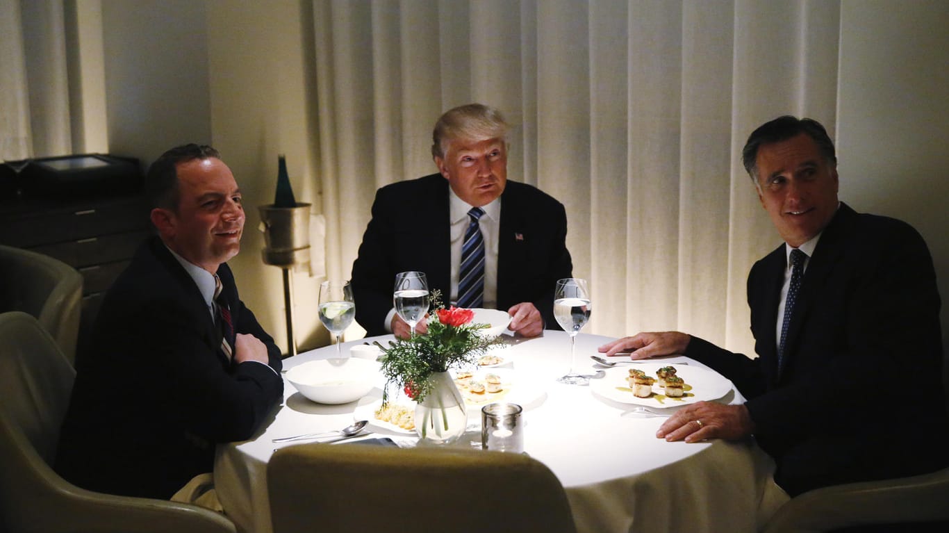 Trump, sein erster Stabschef Reince Priebus und Romney beim Abendessen: Romney sprach als Außenminister vor. Später versuchte Trump, ihn öffentlich lächerlich zu machen.