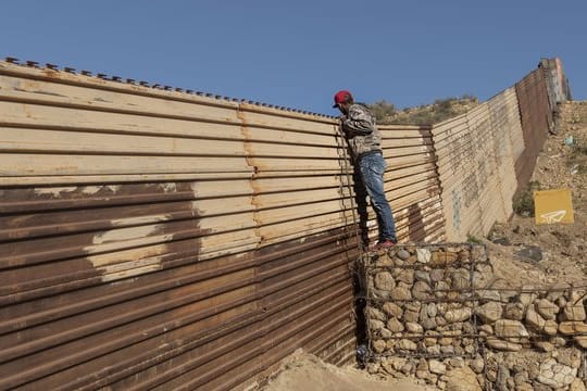 Gelobtes Land? Ein Migrant aus Honduras schaut vom Grenzzaun aus auf die US-Seite in Richtung San Diego.