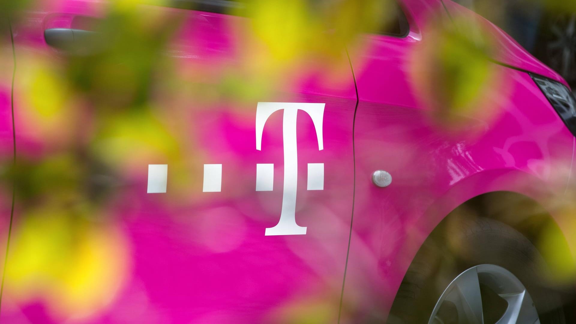 Fahrzeug der Telekom: Die Deutsche Telekom wehrt sich gegen die strengen Vorgaben der Bundesnetzagentur bei der Vergabe der 5G-Frequenzen.