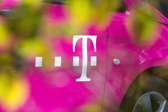 Fahrzeug der Telekom: Die Deutsche Telekom wehrt sich gegen die strengen Vorgaben der Bundesnetzagentur bei der Vergabe der 5G-Frequenzen.