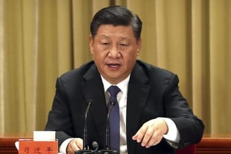Der chinesische Präsident Xi Jinping spricht in der Großen Halle des Volkes.