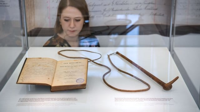 Ein Neues Testament und eine Peitsche aus dem Besitz von Hendrik Witbooi liegen in einer Vitrine im Linden-Museum für Völkerkunde.