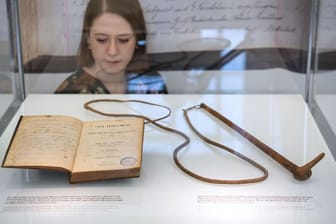 Ein Neues Testament und eine Peitsche aus dem Besitz von Hendrik Witbooi liegen in einer Vitrine im Linden-Museum für Völkerkunde.