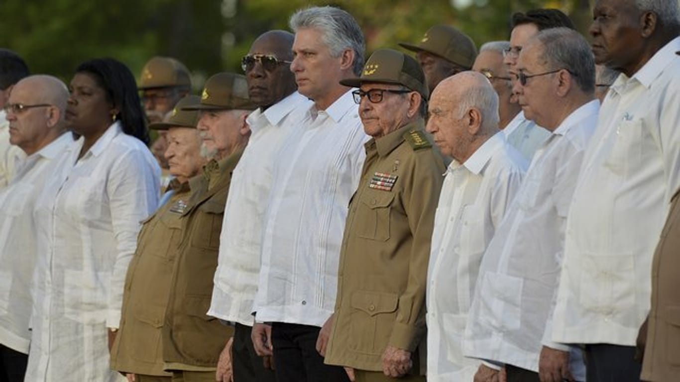Präsident Miguel Diaz-Canel und sein Vorgänger Raul Castro bei Feierlichkeiten auf dem Friedhof Santa Ifigenia zum 60.