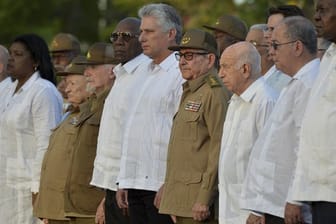 Präsident Miguel Diaz-Canel und sein Vorgänger Raul Castro bei Feierlichkeiten auf dem Friedhof Santa Ifigenia zum 60.