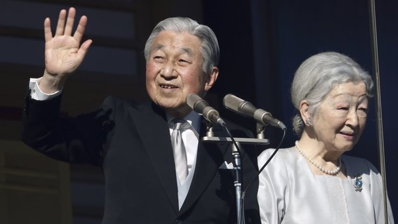 Japans Kaiser Akihito neben seiner Frau Kaiserin Michiko beim Neujahrsgruß.