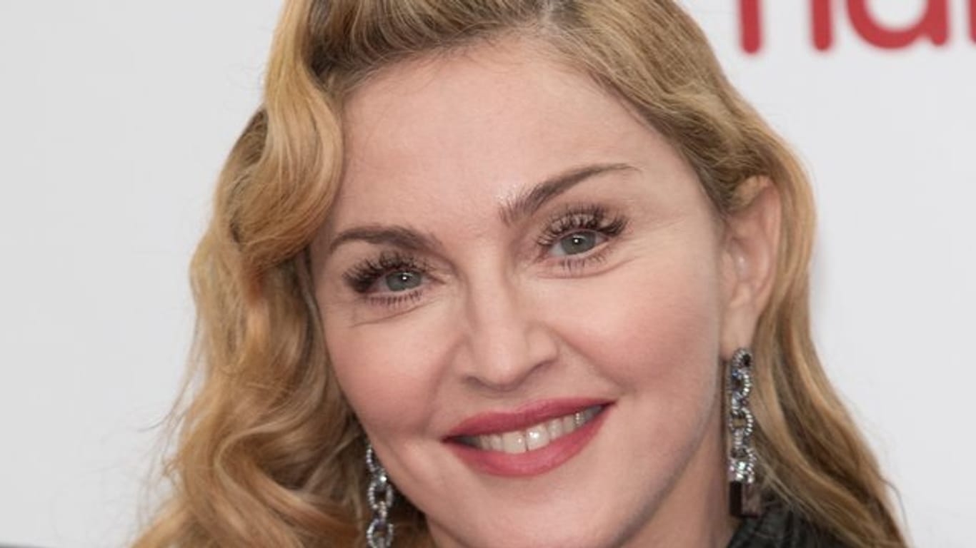 US-Sängerin Madonna überraschte die Gäste in einer New Yorker Bar.