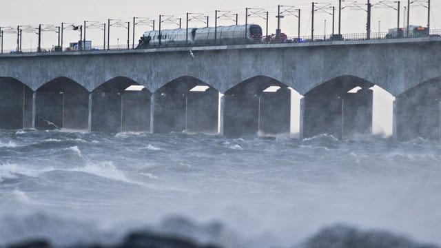 Ein Zug hält auf der Brücke über den Großen Belt bei Nyborg nach einem Zugunglück.