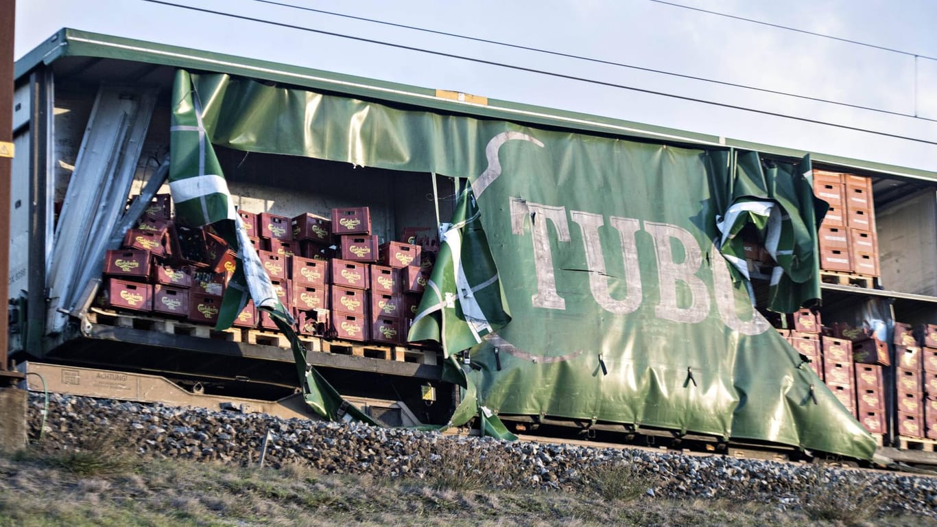 Güterzug mit aufgerissener Plane: Laut Medienberichten könnte der Personenzug von Gegenständen getroffen worden sein, die von einem entgegenkommenden Frachtzug herunterfielen.