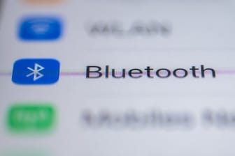 Die Bluetooth-Chips des iPhone 6, des Nexus 5 und des Macbook Pro 2016 sind Darmstädter Forschern zufolge nicht ausreichend gegen Hackerangriffe geschützt.