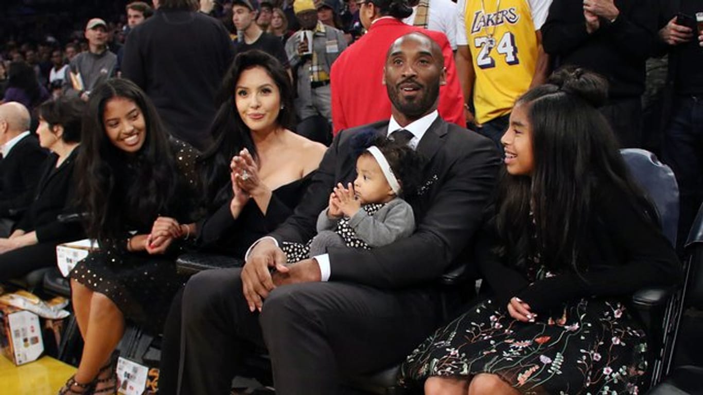 Superstar Kobe Bryant mit Tochter Gianna Maria-Onore (l-r), Ehefrau Vanessa Laine Bryant sowie den Töchtern Bianka Bella und Natalia Diamante.