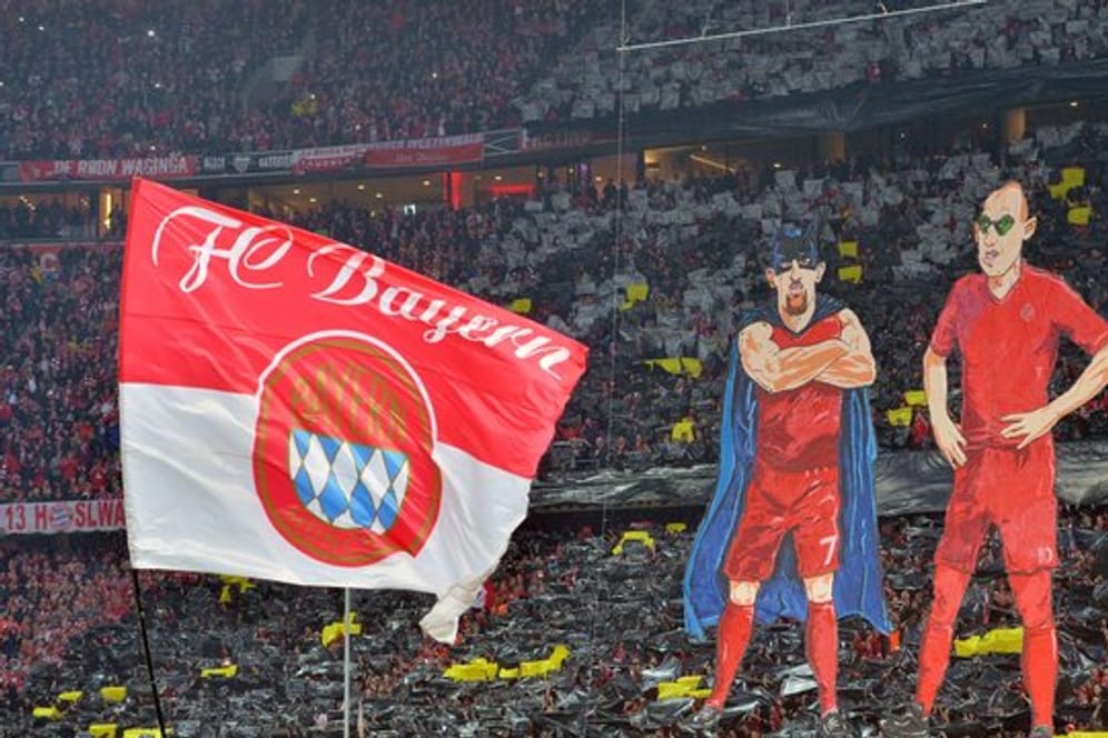 Die Bayern-Fans feiern ihre Helden Franck Ribéry und Arjen Robben.