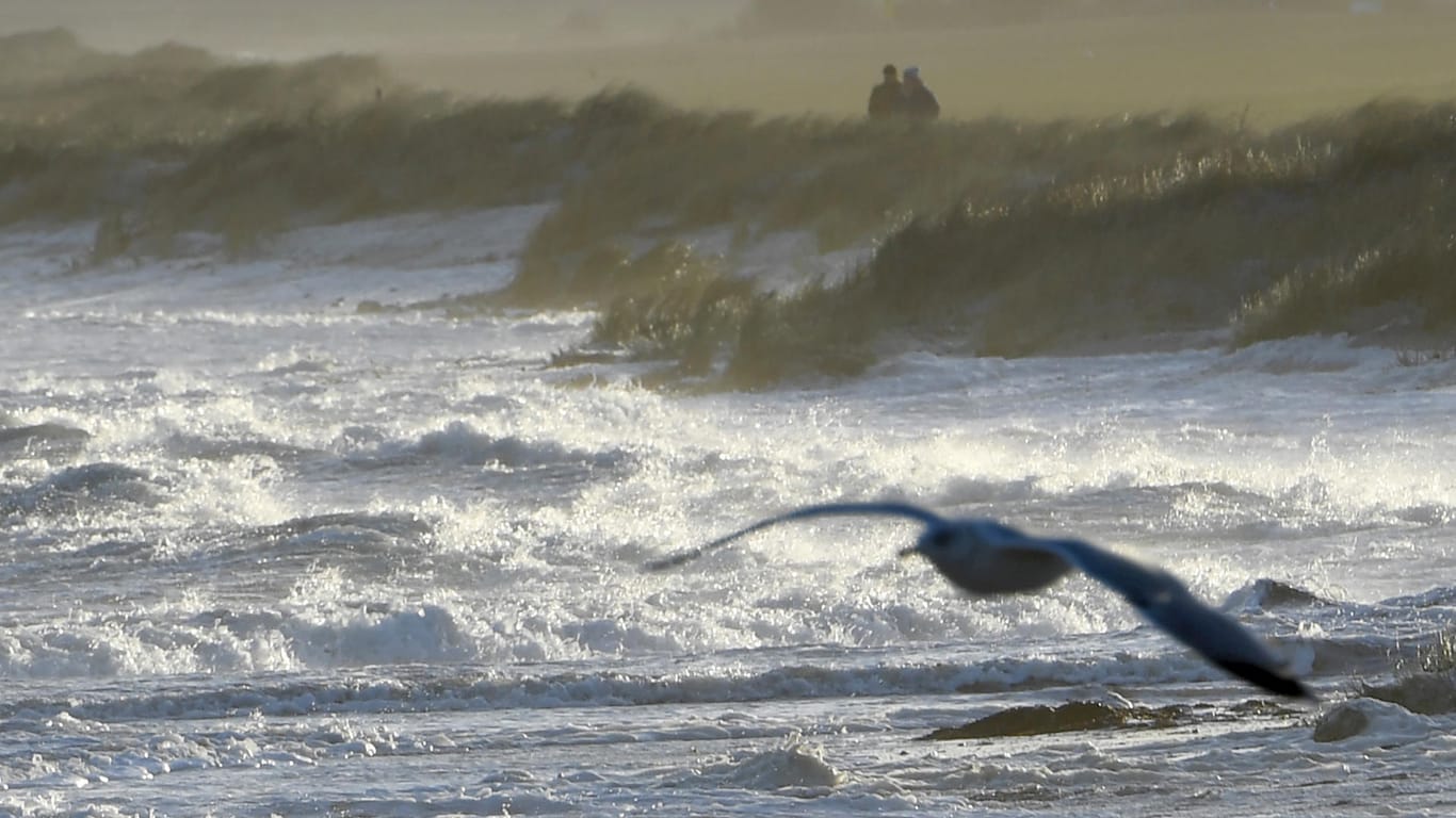 Wellen schlagen auf den Schönberger Strand an der Ostsee.