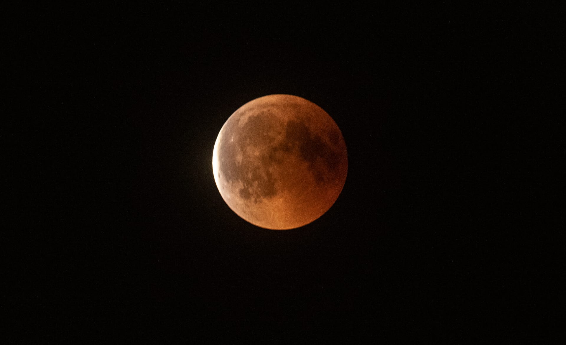 Mondfinsternis in Berlin: Rot leuchtet der Mond bei der totalen Mondfinsternis, während langsam die Dunkelheit abnimmt.