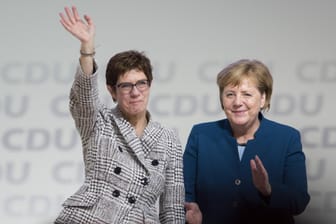 Machtwechsel in Hamburg: Annegret Kramp-Karrenbauer übernahm im Dezember von Angela Merkel den CDU-Vorsitz.