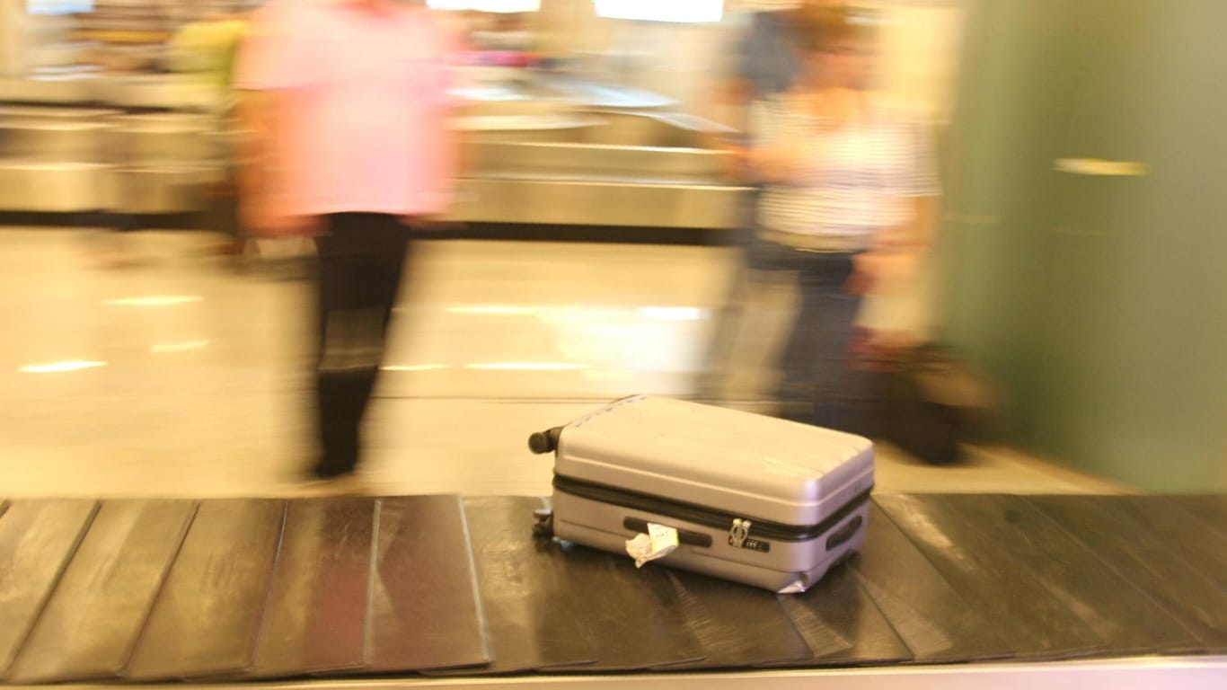 Koffer auf einem Kofferband: Mit RFID-Chips soll Gepäck zukünftig immer auffindbar sein.