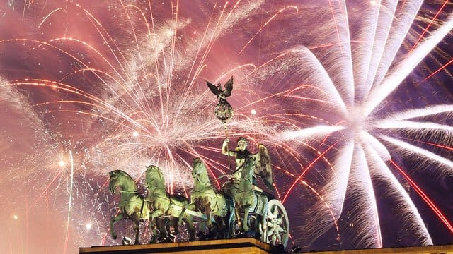 Schön, aber mit viel Feinstaub: Feuerzauber bei Deutschlands größter Silvesterparty am Brandenburger Tor in Berlin.