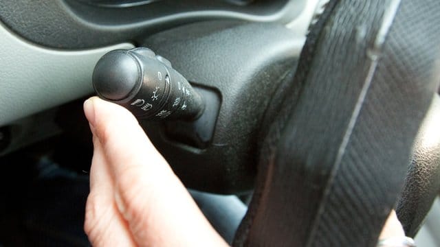 Eigentlich keine große Sache: Trotzdem gehört die Betätigung des Blinkerhebels am Lenkrad nicht zu den Selbstverständlichkeiten. Eigentlich keine große Sache: Trotzdem gehört die Betätigung des Blinkerhebels am Lenkrad nicht zu den Selbstverständlichkeiten.