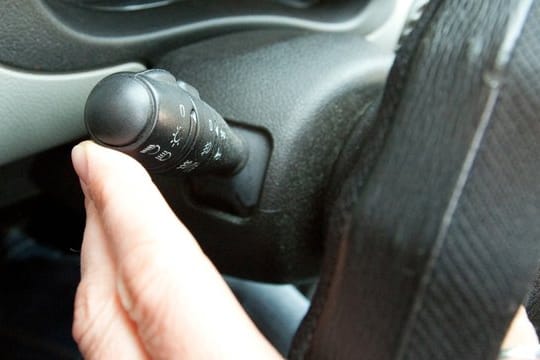 Eigentlich keine große Sache: Trotzdem gehört die Betätigung des Blinkerhebels am Lenkrad nicht zu den Selbstverständlichkeiten.