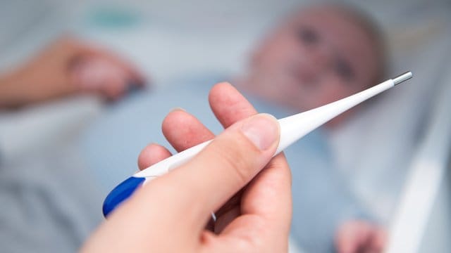 Ärzte empfehlen, Fieber bei Kindern am Darmausgang zu messen.