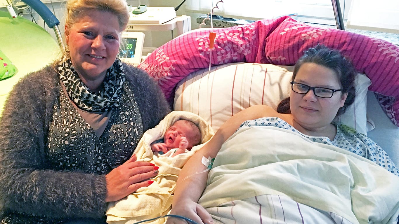 Erschöpft aber glücklich: Oma Silvia, Baby Cathaleya und die stolze Mutter Calantha.