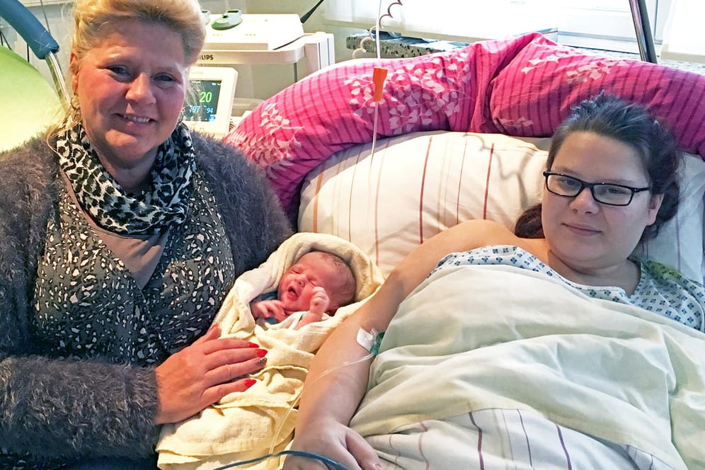 Erschöpft aber glücklich: Oma Silvia, Baby Cathaleya und die stolze Mutter Calantha.