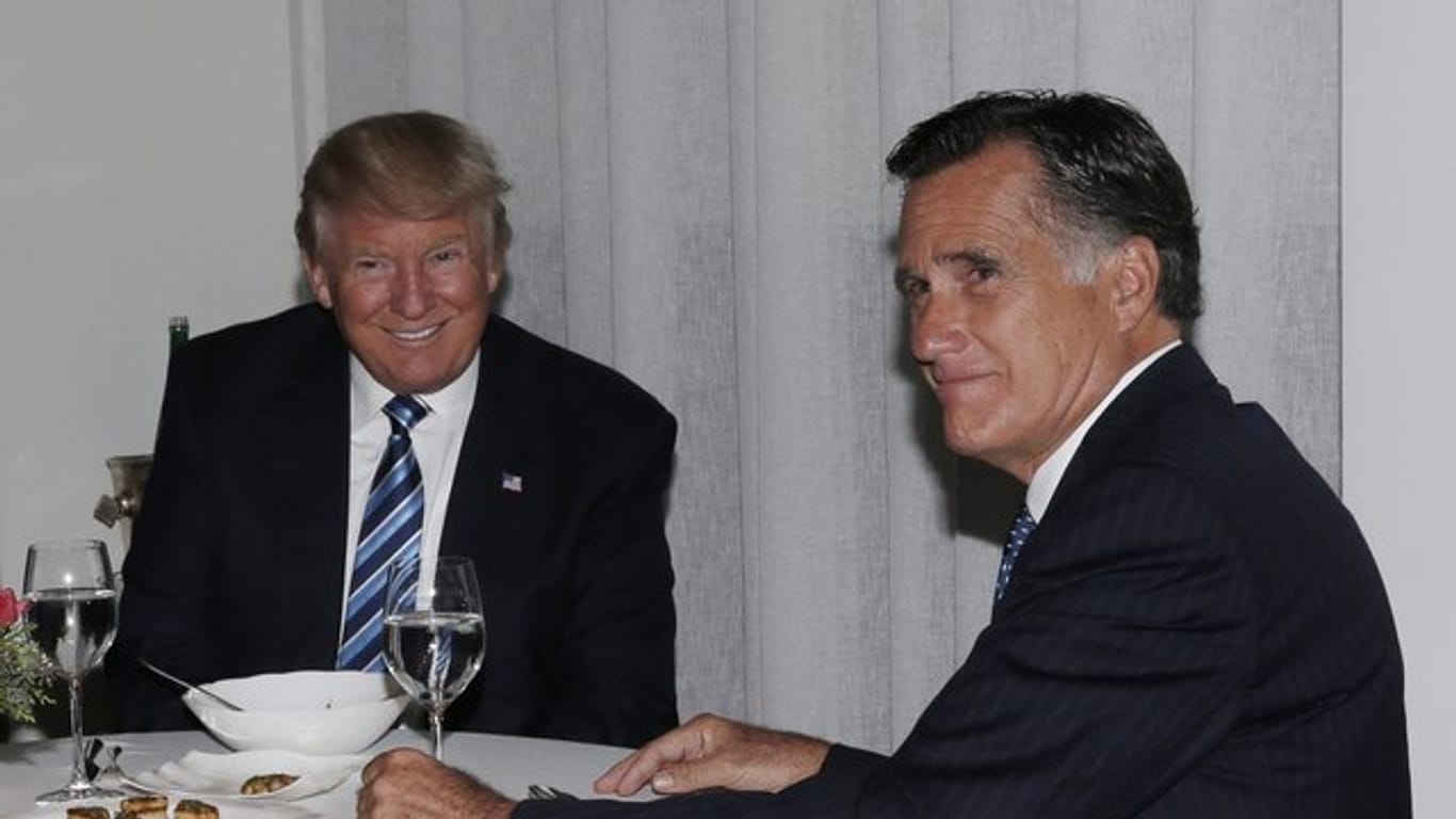 Vor rund zwei Jahren noch im freundlichen Gespräch: Donald Trump und sein innerparteilicher Kritiker Mitt Romney.