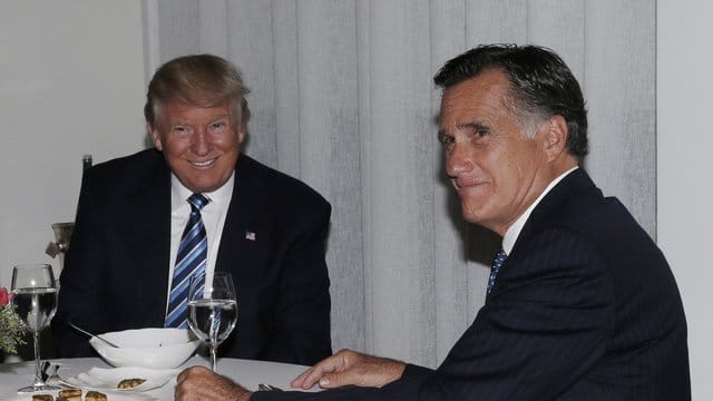 Vor rund zwei Jahren noch im freundlichen Gespräch: Donald Trump und sein innerparteilicher Kritiker Mitt Romney. Vor rund zwei Jahren noch im freundlichen Gespräch: Donald Trump und sein innerparteilicher Kritiker Mitt Romney.